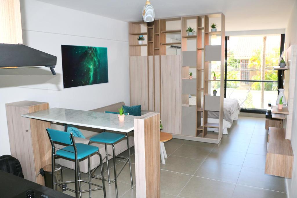 una cucina con tavolo e sedie in una stanza di Studio NANO 2D by INN a Santa Cruz de la Sierra