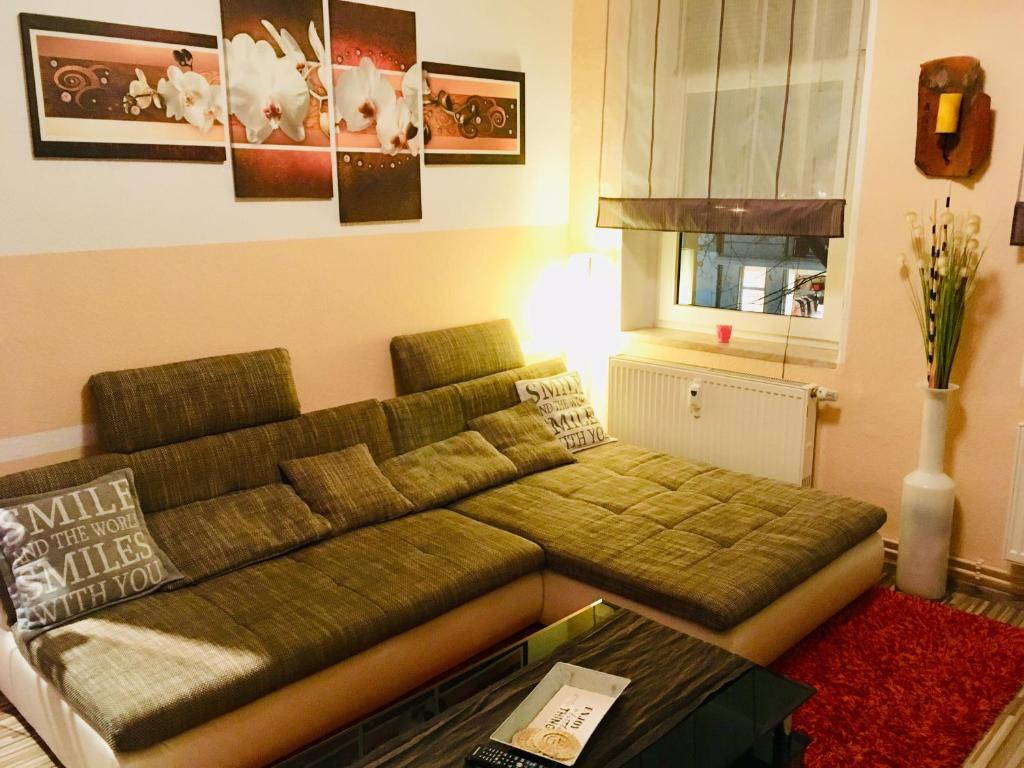 ベルンブルクにあるVilla Linde Frankeのリビングルーム(緑のソファ付)