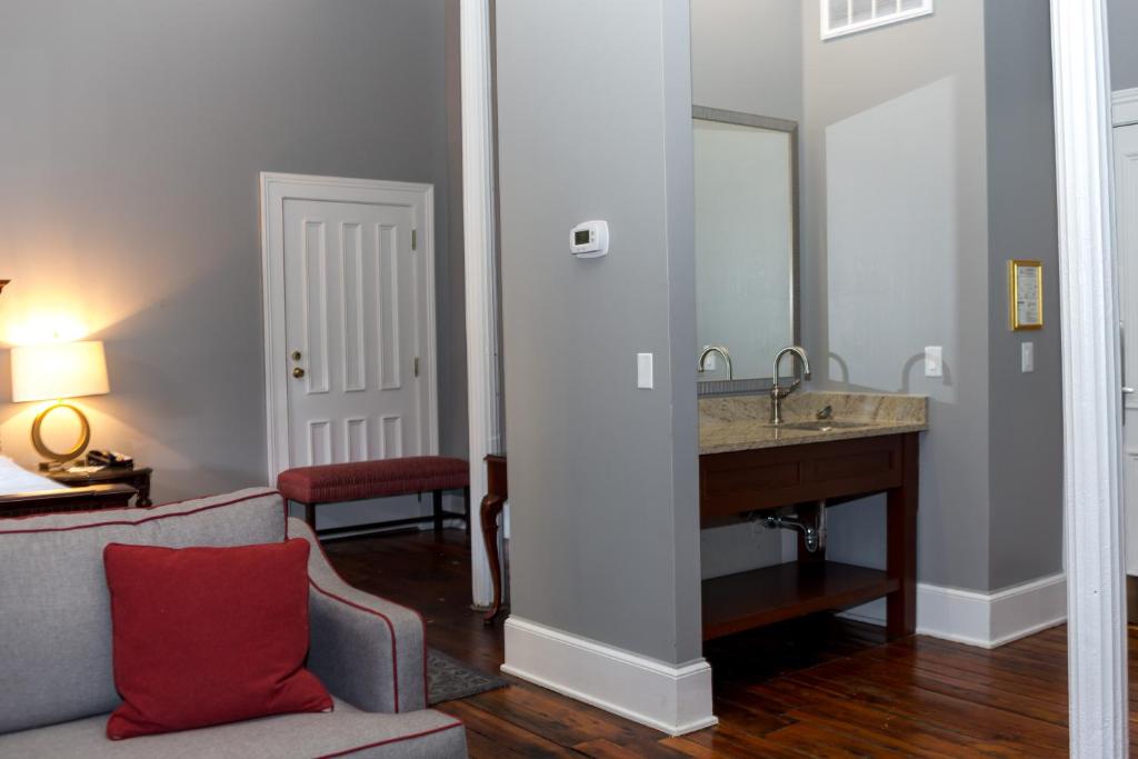 East Bay Inn, Historic Inns of Savannah Collection photo