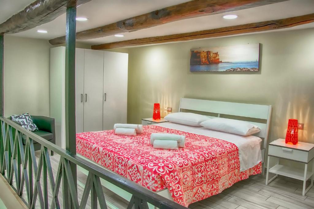 ナポリにあるGerry's Houseのベッドルーム1室(赤毛布付きの大型ベッド1台付)