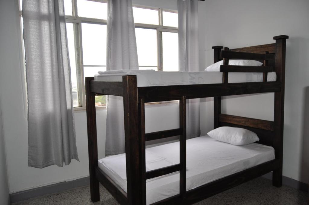 Giường trong phòng chung tại La Clave Hostel
