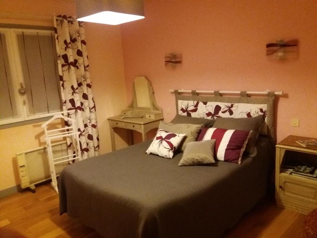 une chambre avec un lit, une commode et un miroir dans l'établissement Mer et campagne, à Ploemeur