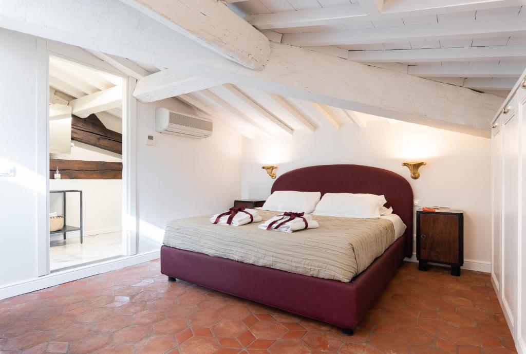 - une chambre mansardée avec un grand lit dans l'établissement Giotto City Center, à Florence