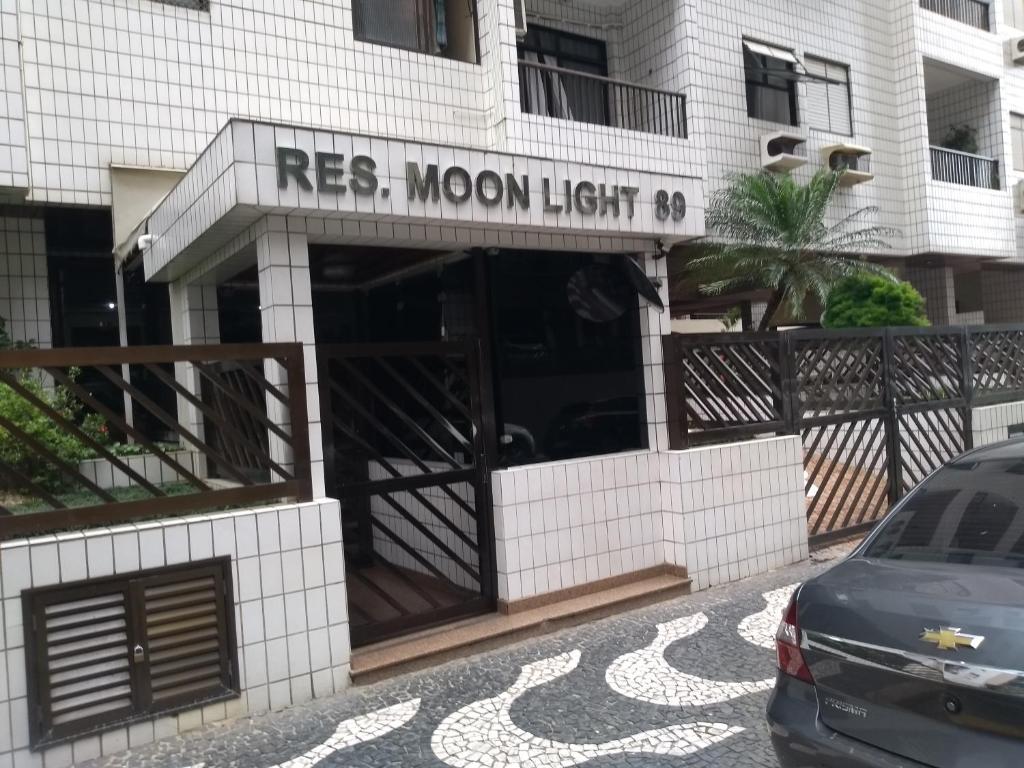 um edifício com um sinal de luz da lua em ACONCHEGO SANTOS em Santos