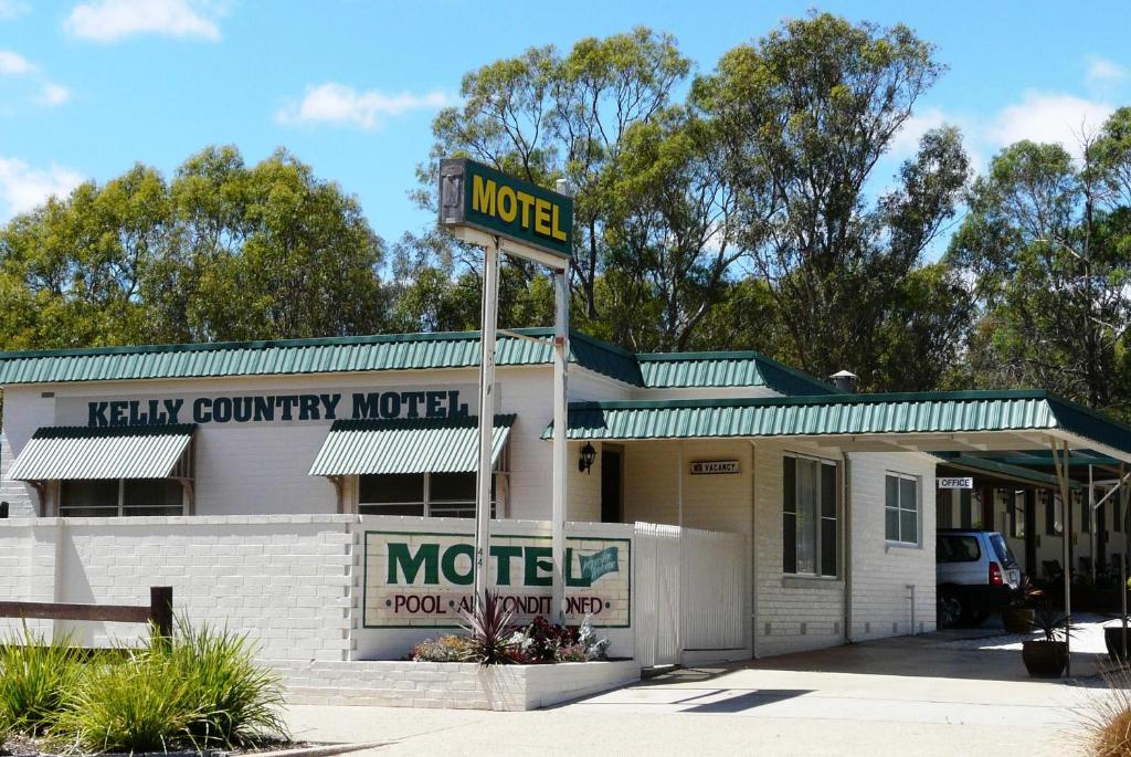 a motel with a motel sign on top of it at Glenrowan Kelly Country Motel in Glenrowan