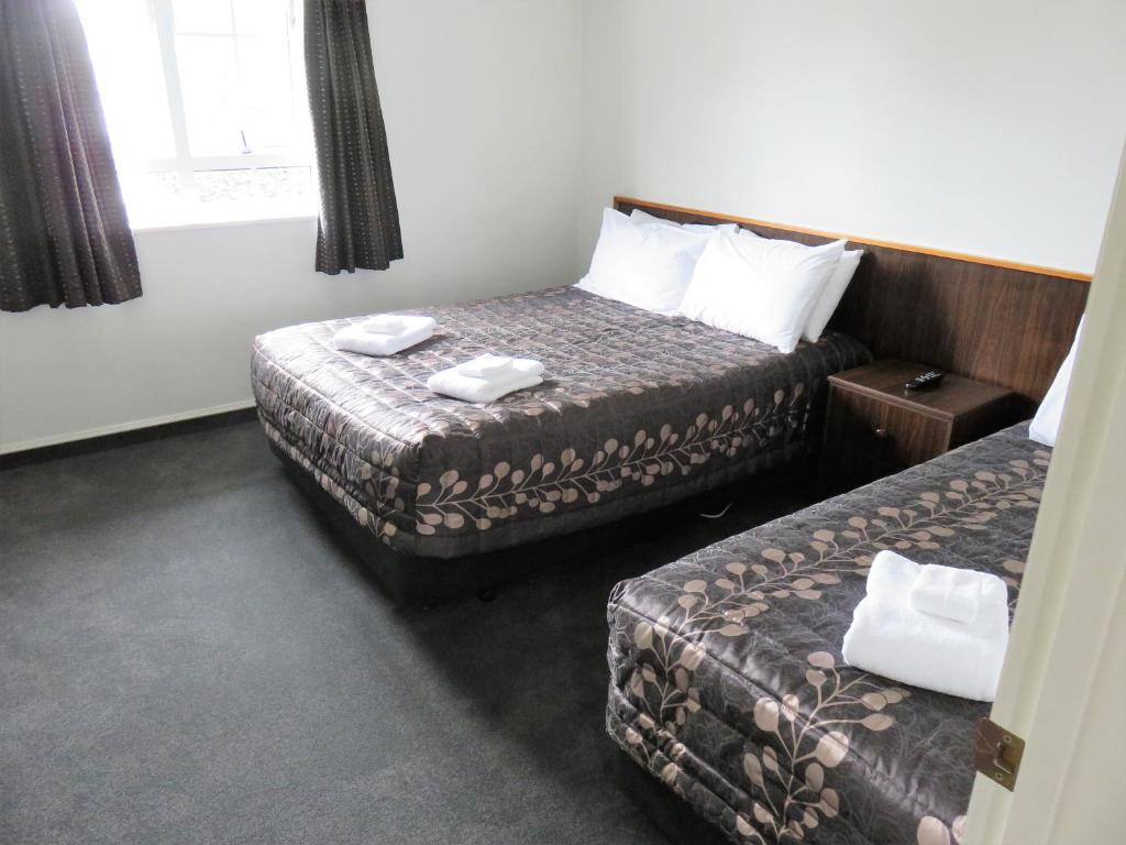 Postel nebo postele na pokoji v ubytování Admirals Motor Lodge