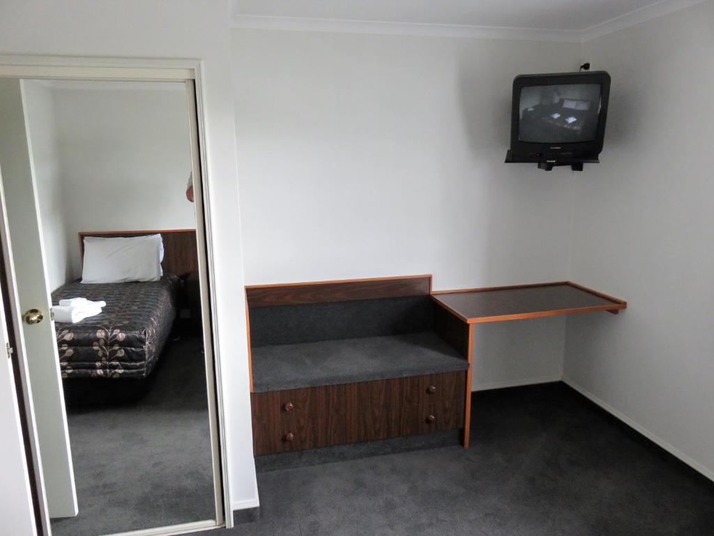TV a/nebo společenská místnost v ubytování Admirals Motor Lodge