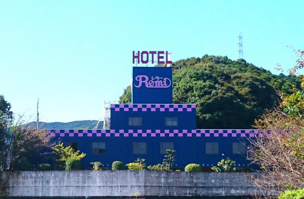 uma placa de aluguer de um hotel no topo de um edifício em Hotel Remy (Adult Hotel) em Tosu