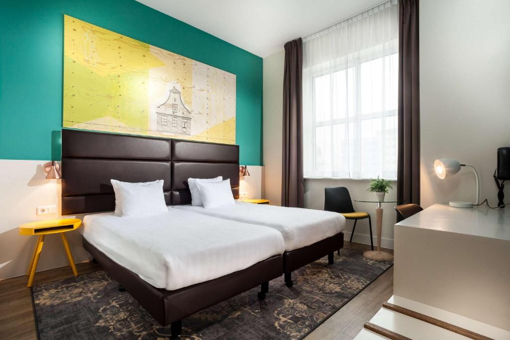 Habitación de hotel con cama y ventana grande en Best Western Zaan Inn, en Zaandam