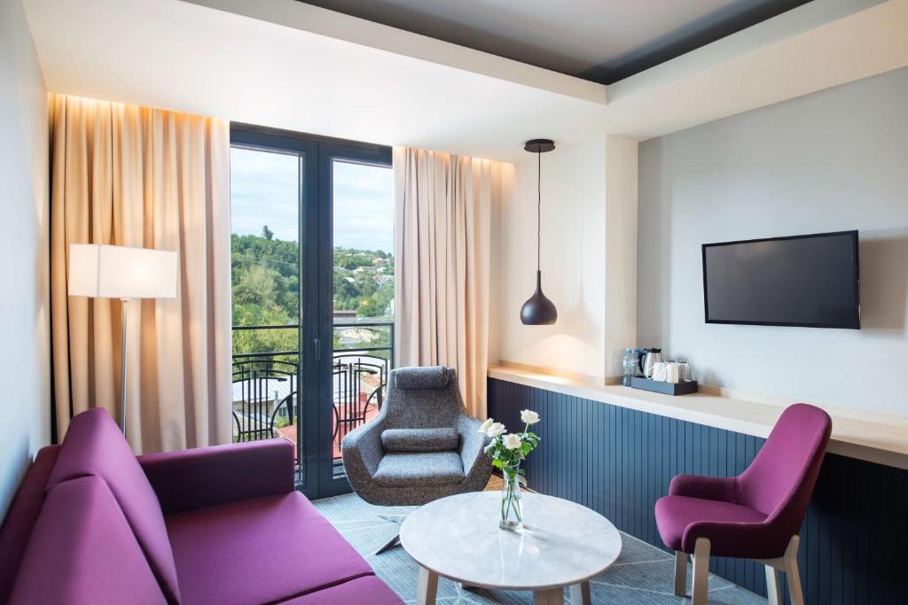 TV a/nebo společenská místnost v ubytování Best Western Kutaisi City Center