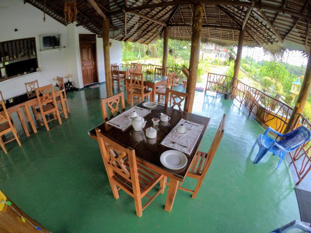 Restaurace v ubytování Pearl Cave Cabanas & Resturant