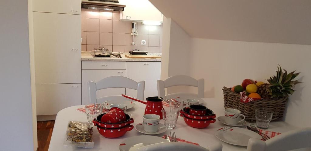 Kuchyň nebo kuchyňský kout v ubytování Apartments Vijolica