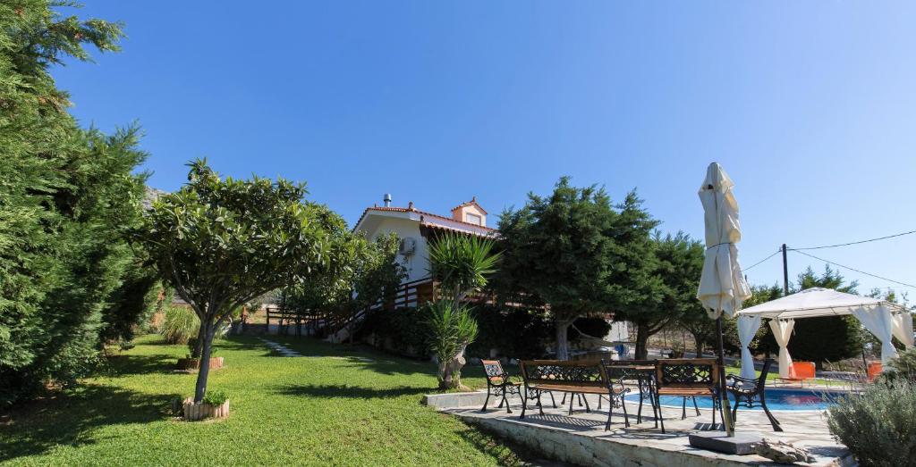 Ogród w obiekcie Villa Heavens Knights with private pool