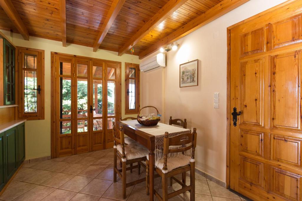 Zdjęcie z galerii obiektu Villa Heavens Knights with private pool w mieście Magoúla