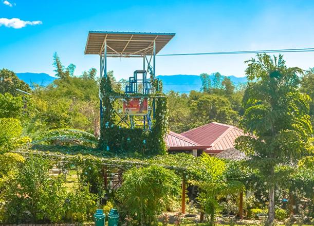 ein Gebäude mit einem Turm darüber in der Unterkunft Terraza de Nino Resort in Bantay