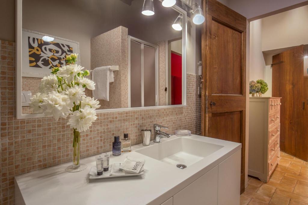 Boutique Hotel Campo de' Fiori - Resim 42