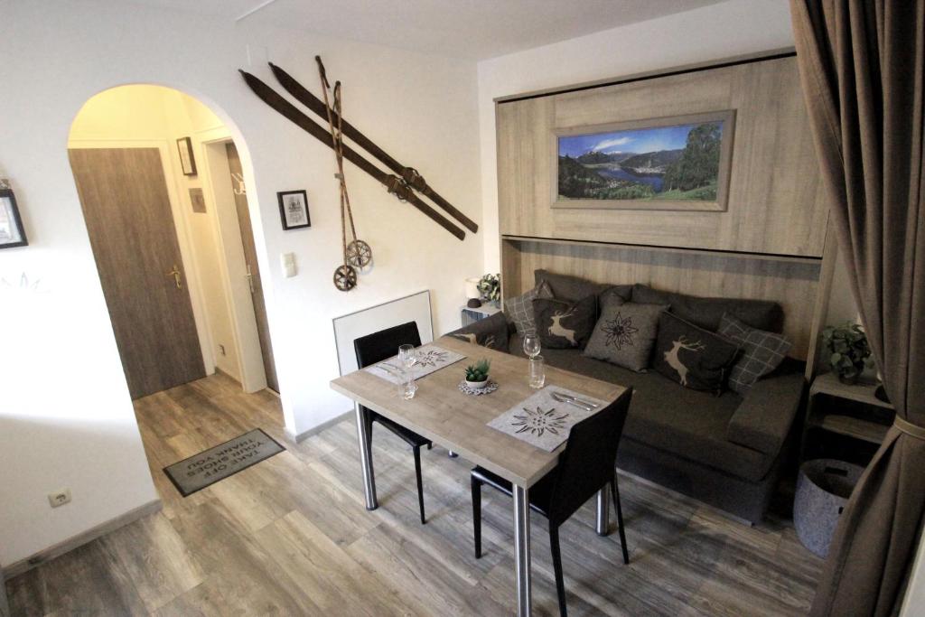 - un salon avec une table et un canapé dans l'établissement Apartment Edelweiss, à Zell am See