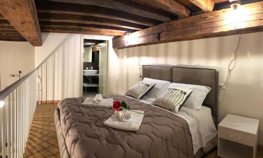 Un dormitorio con una cama grande con flores. en signoria suite, en Florencia