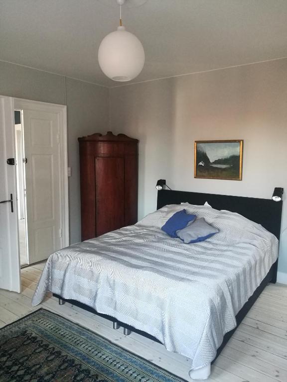 Postel nebo postele na pokoji v ubytování Kjobing Manor