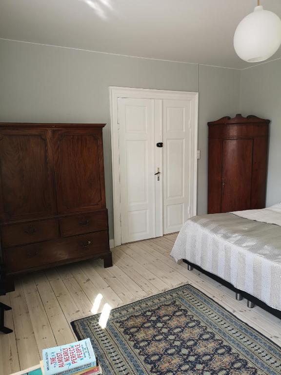 Postel nebo postele na pokoji v ubytování Kjobing Manor