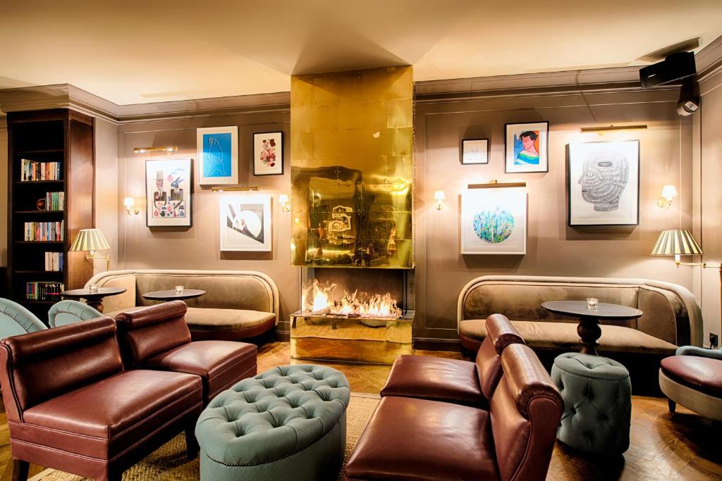 Area lounge atau bar di Mondrian Suites Berlin am Checkpoint Charlie