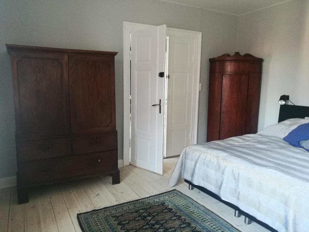 Postel nebo postele na pokoji v ubytování Kjobing Manor