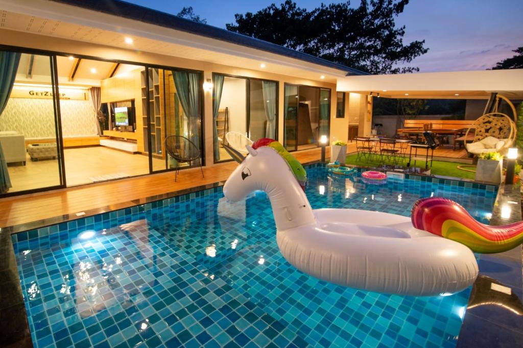 una piscina con un elefante inflable en una casa en GetZleep PoolVilla en Sattahip