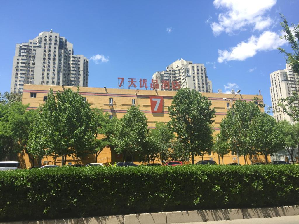ein Gebäude mit einem Schild darauf in einer Stadt in der Unterkunft 7Days Premium Beijing Wangjing in Peking