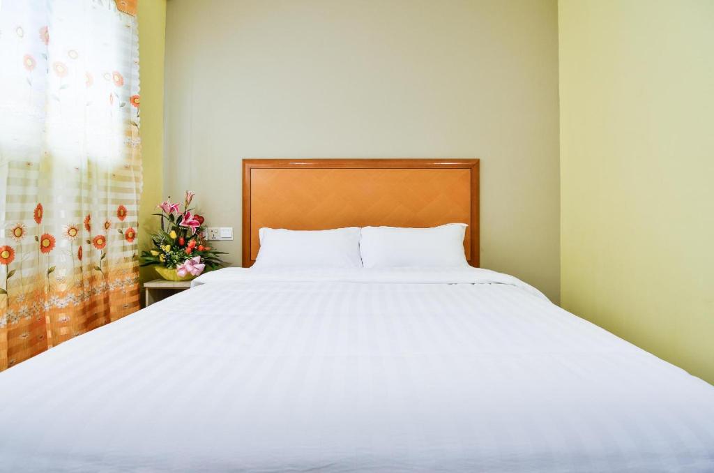 Postel nebo postele na pokoji v ubytování Hotel Raja Bot