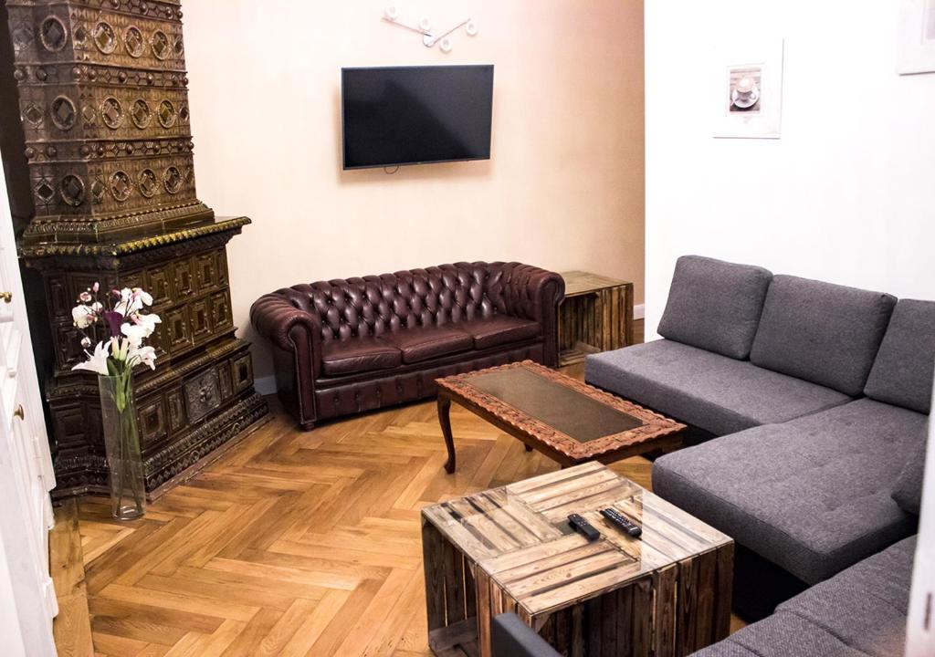 Una sala de estar con dos sofás y un televisor. en Kudamm Apartments, en Berlín