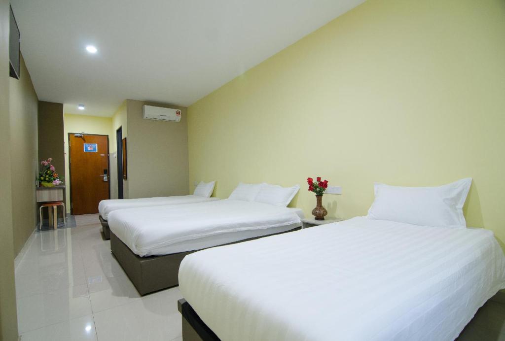 Postel nebo postele na pokoji v ubytování Hotel Raja Bot