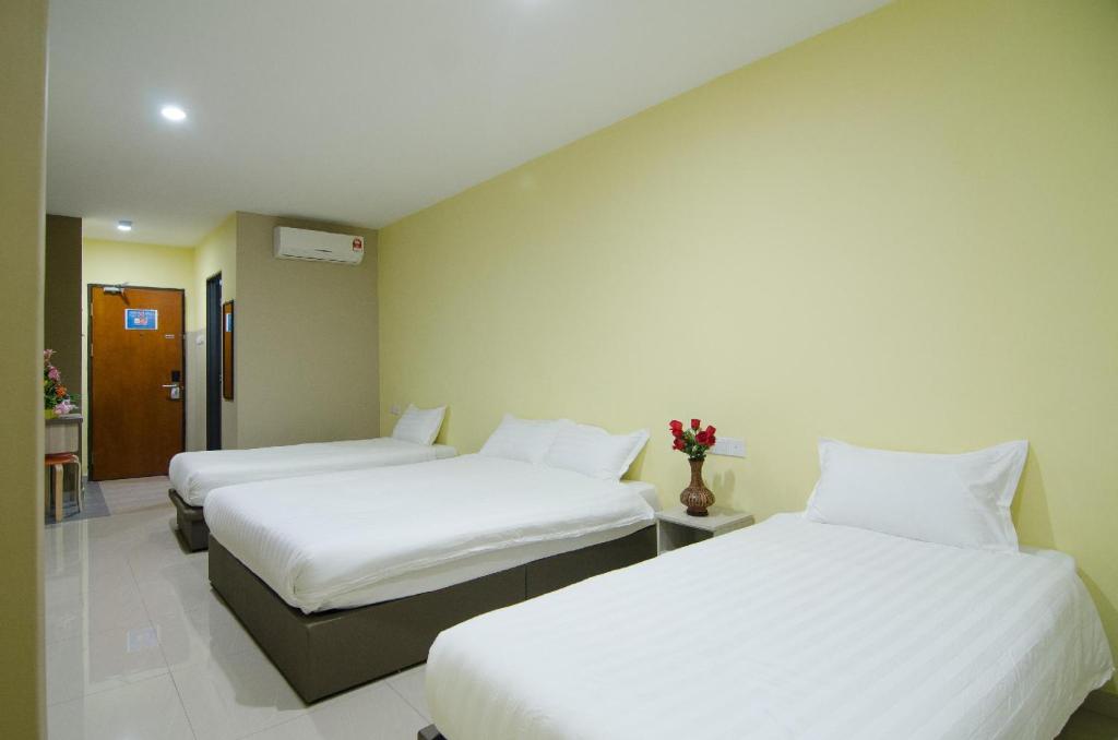 Postel nebo postele na pokoji v ubytování Hotel Raja Bot