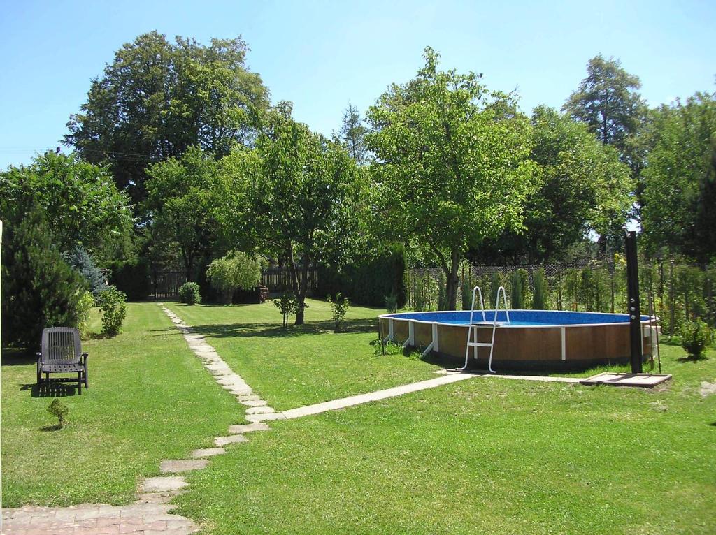 a garden with a swimming pool in the grass at Rekreační dům Sudoměřice u Bechyně in Sudoměřice