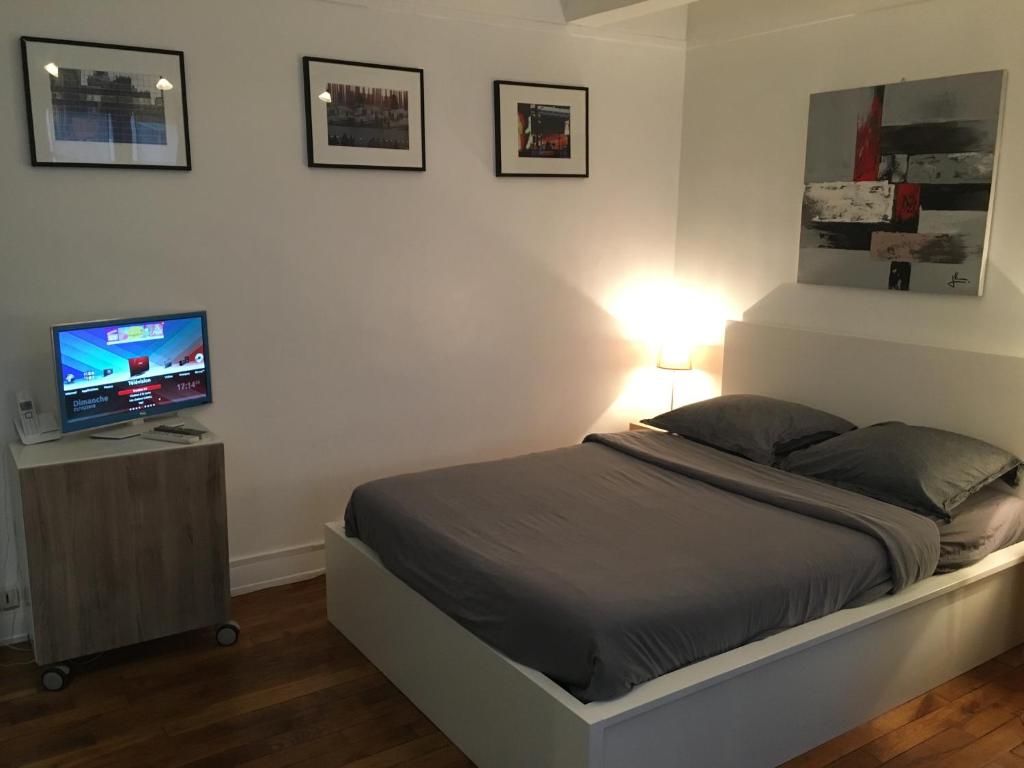 パリにあるLouvre Studioのベッドルーム(ベッド1台、薄型テレビ付)