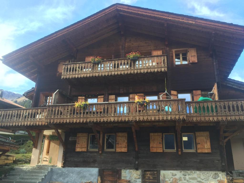 een groot houten gebouw met balkons en ramen bij Chalet Beauroc in Morgins
