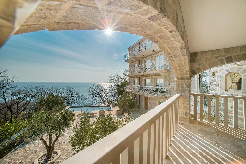 balcón con vistas al océano en Pietra Mare Apartments, en Petrovac na Moru