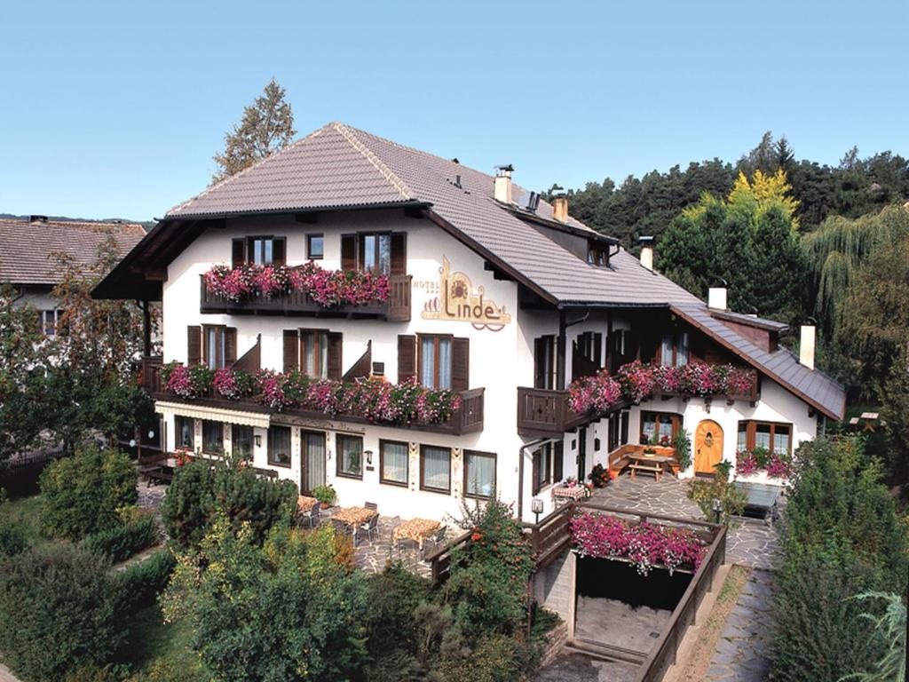 a white building with flower boxes on it at Hotel Linde in Collalbo