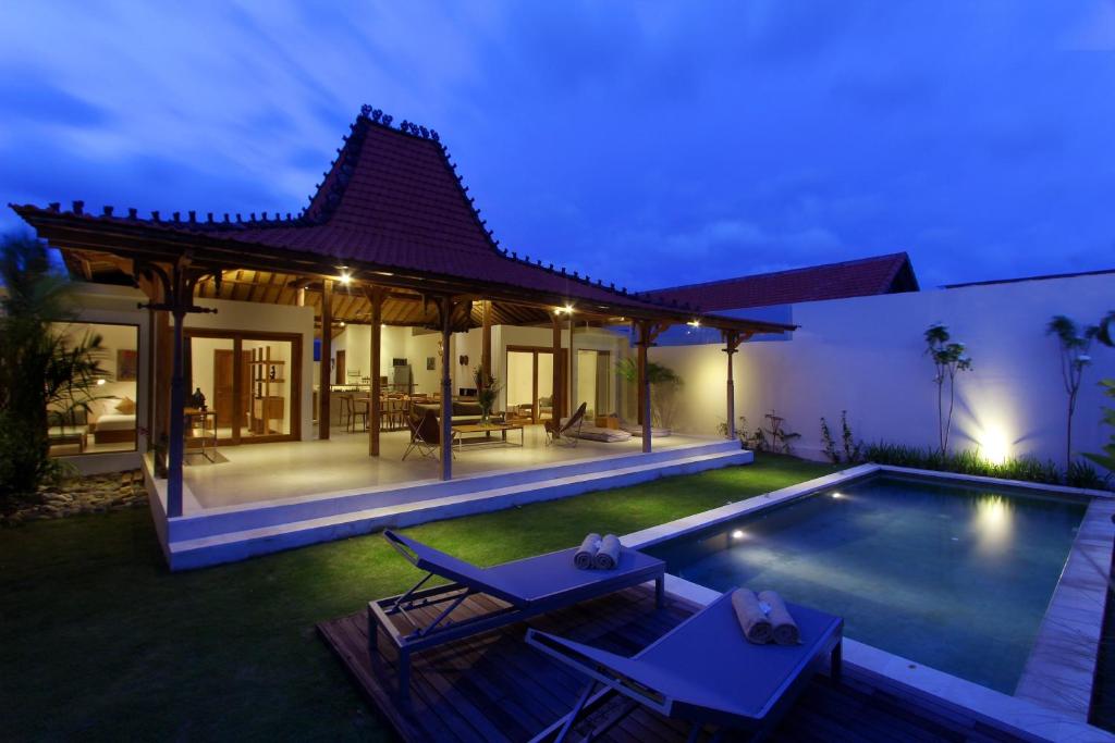Villa con piscina por la noche en Villa Manik, en Canggu