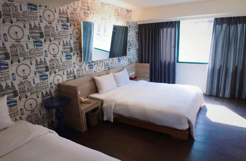 um quarto de hotel com duas camas e uma parede em Love Hotel em Taipei