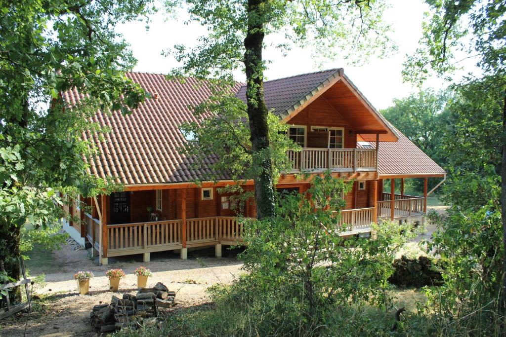 Casa de madera grande con porche y terraza en Maisonnette L'Arrivée en Autoire