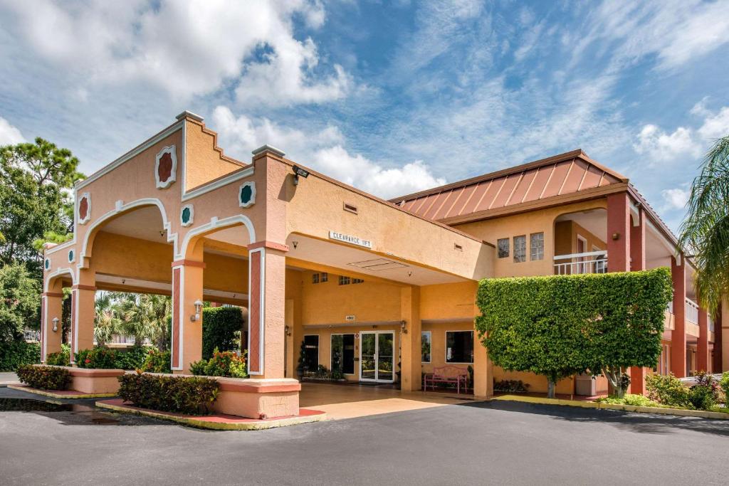 a large office building with a building at Quality Inn Sarasota North Near Lido Key Beach in Sarasota