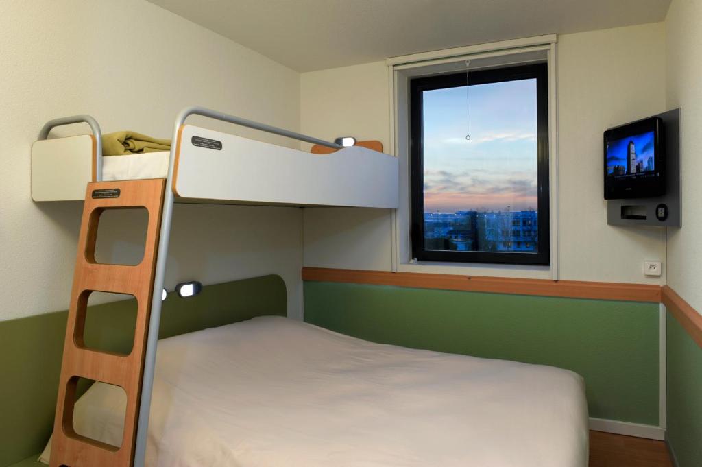 Postel nebo postele na pokoji v ubytování ibis budget Toulouse Aeroport