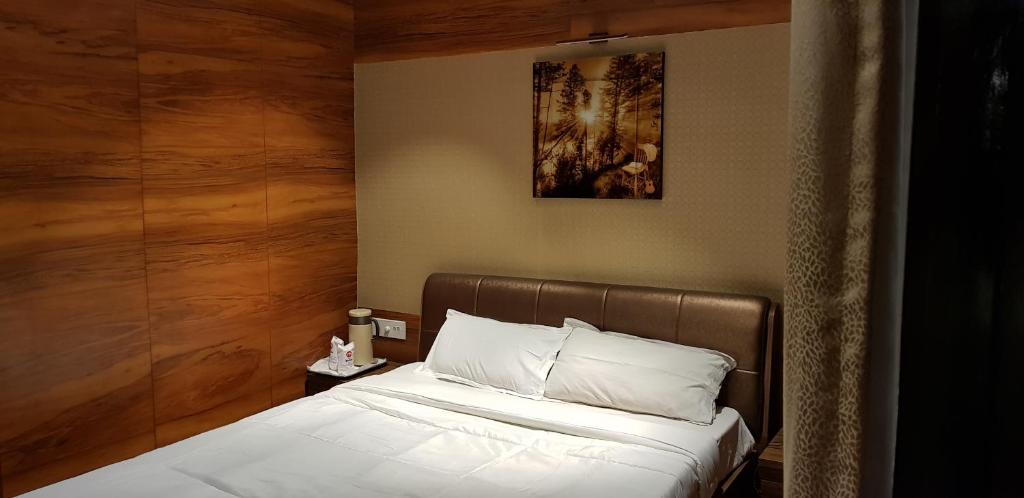 Postel nebo postele na pokoji v ubytování Hotel Rushabh Home