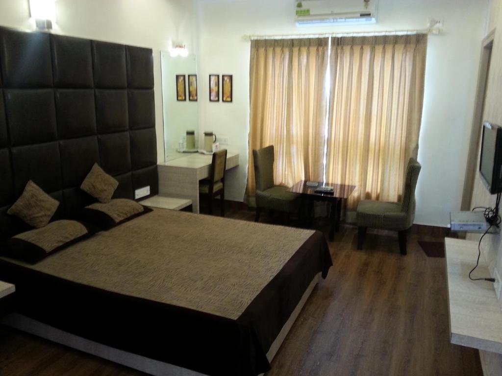 Postel nebo postele na pokoji v ubytování Hotel Rushabh Home
