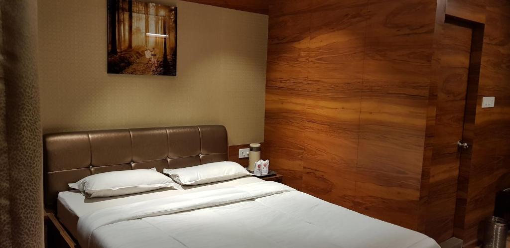 Postel nebo postele na pokoji v ubytování Hotel Rushabh Home