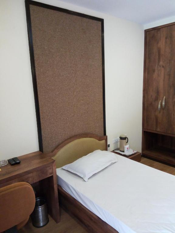 Postel nebo postele na pokoji v ubytování Hotel Rushabh Home