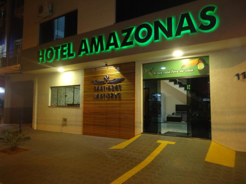 ein Hotel-Amazonamin-Schild auf der Vorderseite eines Gebäudes in der Unterkunft Hotel Amazonas in Cacoal