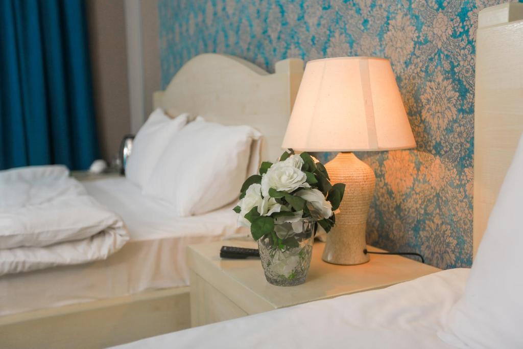 Postel nebo postele na pokoji v ubytování Hotel New Metekhi