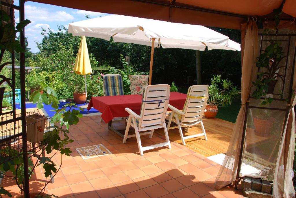 einen Tisch und Stühle unter einem Sonnenschirm auf einer Terrasse in der Unterkunft Apartment Heidi in Oberasbach