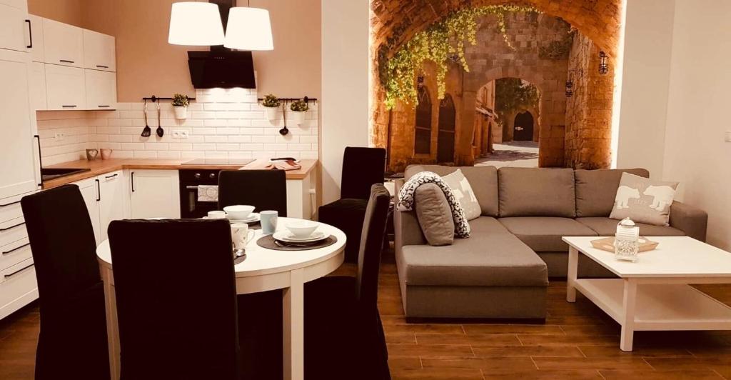 uma sala de estar com um sofá e uma mesa em Apartament Malinowa Dolina em Klodzko